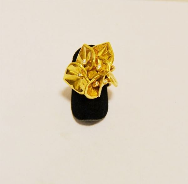 Anello in oro giallo, LEAF, con foglie e petali a brillanti, g 11,5