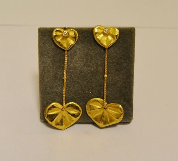 Paio di orecchini pendenti in oro giallo, LEAF, con due piccoli brillanti, g 7,5, marcati Torrini