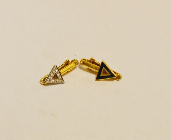 Due clip a triangolo, CLUB, con brillantini e smalto, g 5,5, marcati Torrini (2)