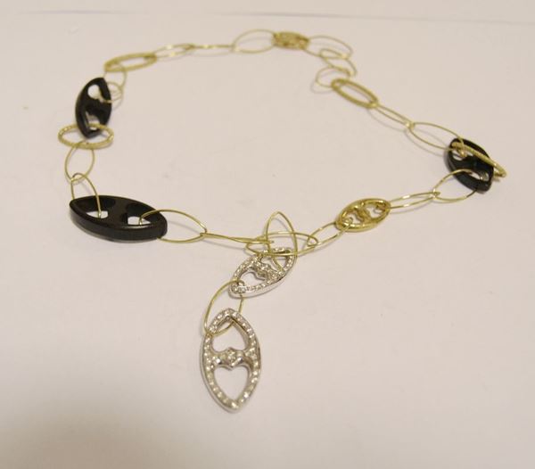 Collana in oro giallo e bianco, MARINA, con due elementi a pavÃ¨ di brillantini e tre maglie in ebano, peso lordo g 20