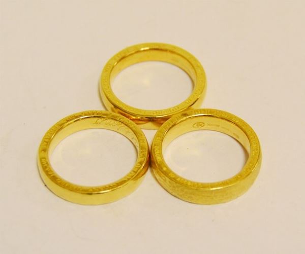 Due fedi in oro giallo, RICEVI, con iscrizioni, g 17,5, marcate Torrini, e fede in oro giallo, PROMESSA, con iscrizioni, g 9,5, marcata Torrini