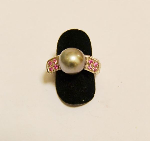 Anello in oro bianco, HORIZON, con perla grigia e zaffiri rosa, g 18,5, marcato Torrini
