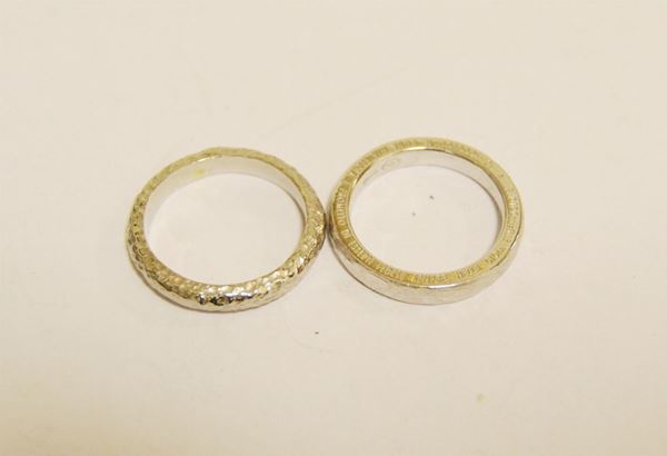 Fede in platino, bugnata, g 6,5, marcata Torrini, e fede in oro bianco, PROMESSA, con iscrizioni, g 6, marcata Torrini   81