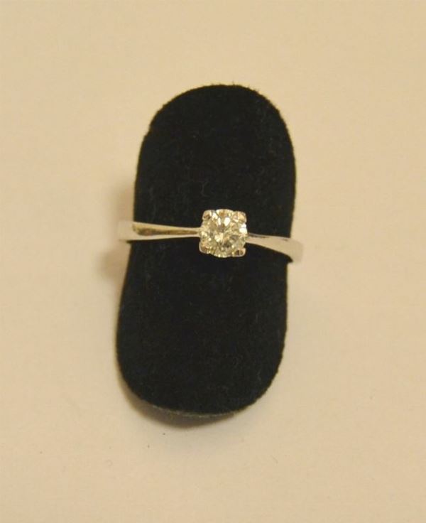 Anello in oro bianco con brillante, ct. 0,3  - Asta Gioielli,  Argenti, Mobili, Oggetti d'arte e Dipinti - Poggio Bracciolini Casa d'Aste