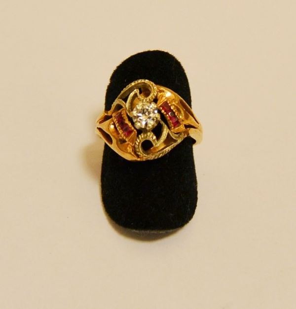 Anello in oro giallo e bianco, con brillante, ct. 0,25 e piccoli rubini, g 5,2