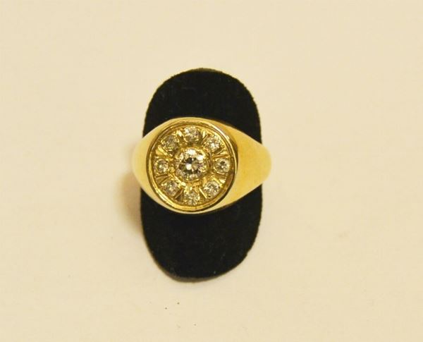 Anello in oro giallo, con corolla decorata con brillante centrale, ct. 0,3, e contornato da piccoli brillanti, g 22,5