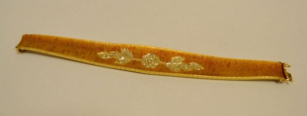 Bracciale in oro giallo, con al centro fiore e foglie decorati a brillanti, g 72,5