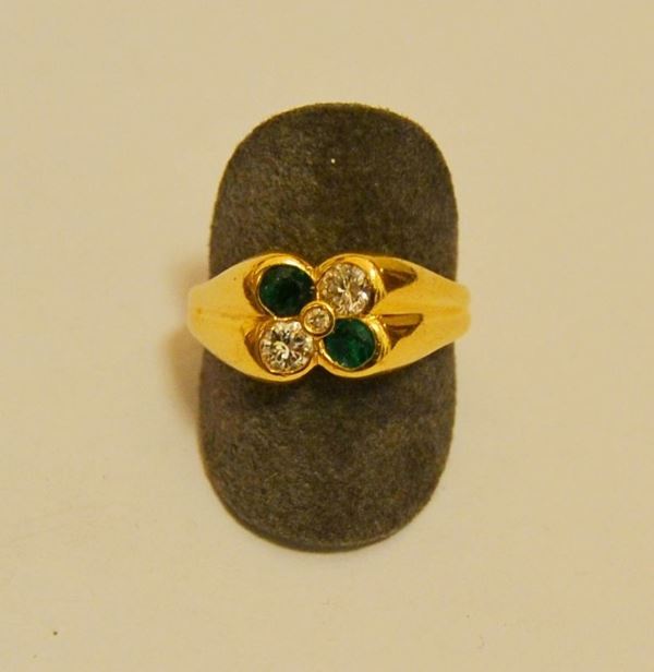 Anello in oro giallo, con tre brillanti e due smeraldi, g 8