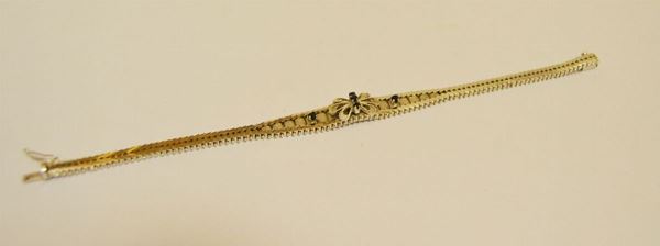 Bracciale in oro bianco, con al centro decorazione a fiore e cinque piccoli zaffiri, g 23