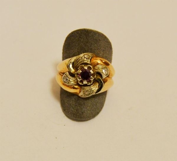 Anello in oro giallo e bianco, con rubino e brillantini, g 8