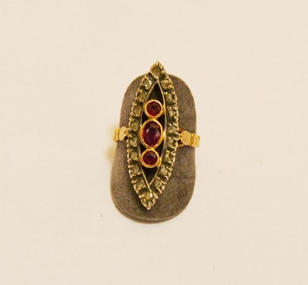 Anello in oro e argento, inizi sec. XX, con tre rubini e rose di diamanti