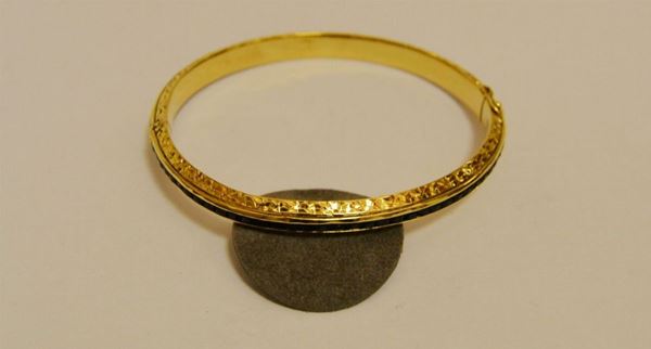 Bracciale rigido in oro giallo, con fila di piccoli zaffiri, g 15