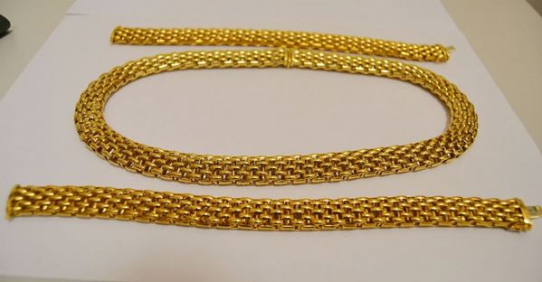 Collana in oro giallo a maglie intrecciate e due bracciali en suite, g 242