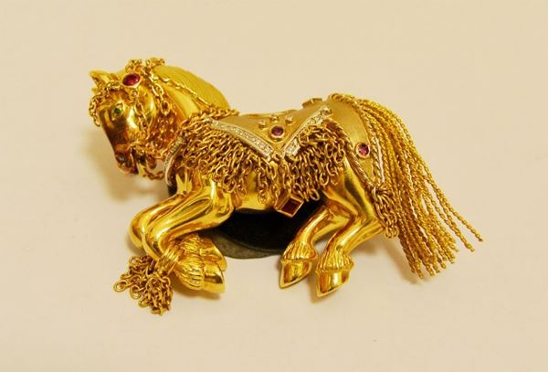 Spilla a forma di cavallo, in oro giallo e bianco, con brillanti e rubini, g 68,5