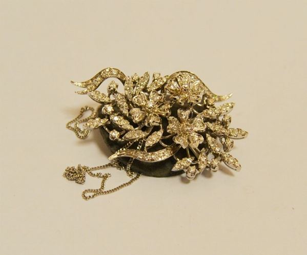 Spilla in oro bianco, a forma di fiore, decorata con brillanti, e catenina in oro bianco, g 14
