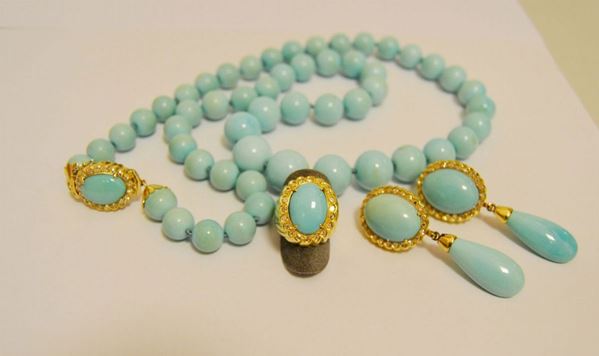 Parure, composta da collana di grani turchese naturale, diam. 10,5-16,5, con chiusura in oro giallo e turchese cabochon, decorata con contorno di brillanti; paio di orecchini e anello en suite