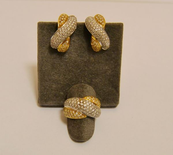 Anello in oro giallo e bianco a treccia, con pavÃ¨ di brillanti e paio di orecchini analoghi, g 28,2, due brillantini mancanti