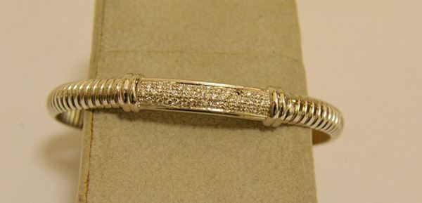 Bracciale rigido, in oro bianco, con parte centrale a pavÃ¨ di brillantini, g 19,5, un brillantini mancante