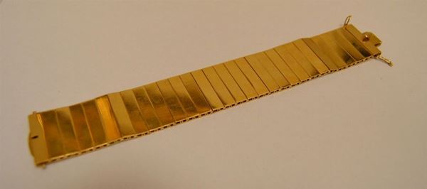 Bracciale in oro giallo a fascia larga, con elementi rettangolari snodati, g 92,5