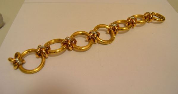 Bracciale in oro giallo, con sette cerchi e ventuno brillantini, g 95,2