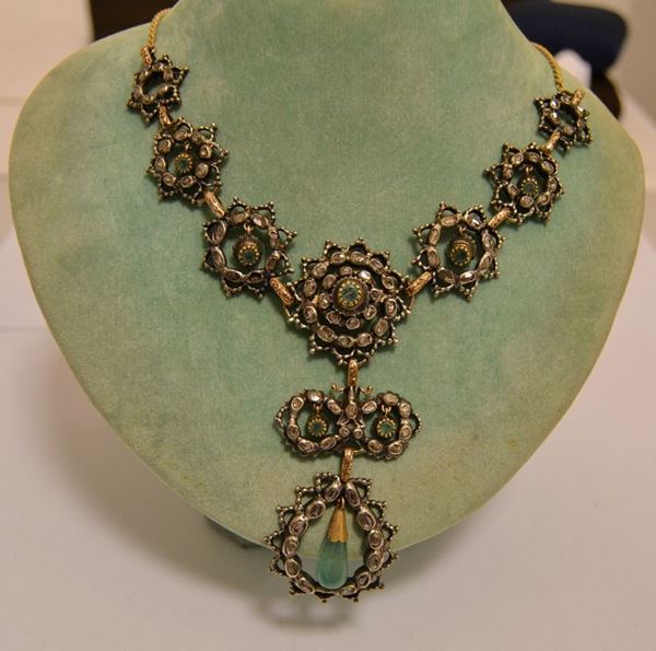 Girocollo in stile antico, in argento e oro rosso, con smeraldi e rose di diamante, g 49,2