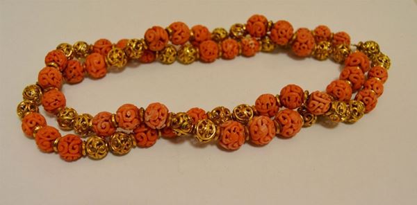 Collana in pasta di corallo traforato, e sfere in oro traforato, g 170