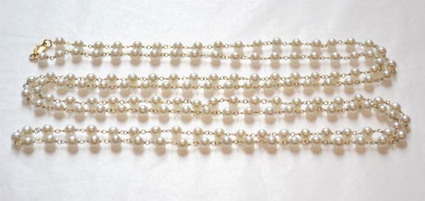 Lunga catena in oro giallo e perle realizzata ad una fila di perle diam. mm 4 unite fra loro da piccoli anelli in oro giallo, g 20