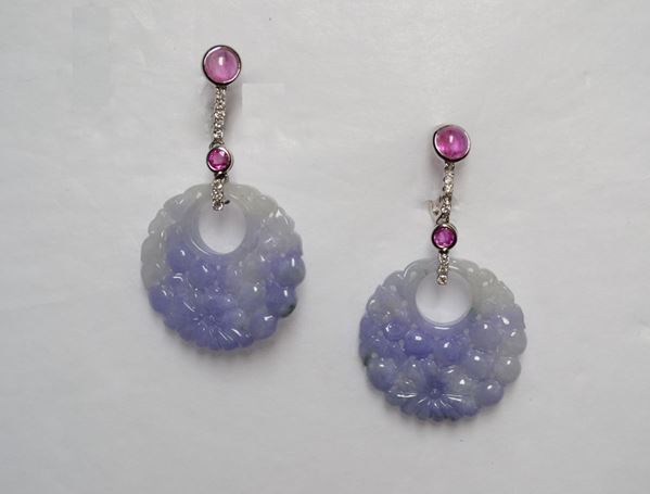 Paio di orecchini pendenti  in oro bianco bianco, giadeite, tormaline e diamanti ciascuno realizzato con una linea di piccolissimi brillantini e due tormaline cabochon a cui Ã¨ sospeso in disco in giadeite viola intagliato e traforato a motivi floreali