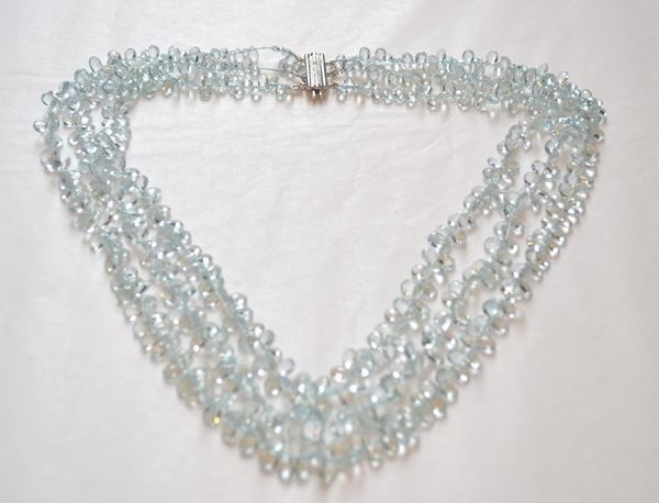 Collana in acquamarina e oro bianco 14 kt realizzata a tre fili di acquemarine a goccia sfaccettata, fermatura  in oro bianco 14 kt a barretta decorata da una linea di piccolissimi brillanti