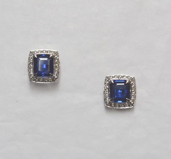 Paio di orecchini in oro bianco, zaffiri e diamanti ciascuno formato da uno zaffiro rettangolare montato entro una cornice in piccoli brillanti. Zaffiri per ct 2,75
