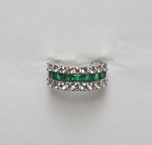 Anello in oro bianco, diamanti e smeraldi la parte superiore decorata da una linea di smeraldi carrÃ¨ per ct 1 circa fra due linee in brillanti per ct 1,20 circa