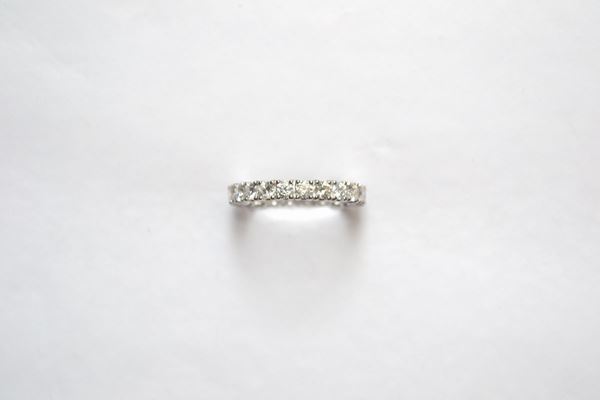 Anello â€˜verettaâ€™ in oro bianco e diamanti Realizzato ad una fila di brillanti montati a griffe per ct 2,02, misura 14