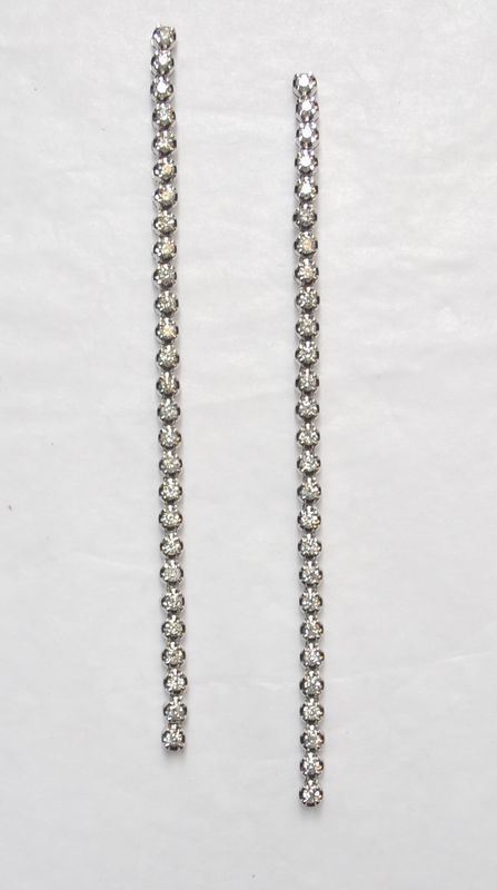 Paio di orecchini pendenti in oro bianco e diamanti Ciascuno formato da una linea snodabile in brillanti montati a griffe per complessivi ct 1,88