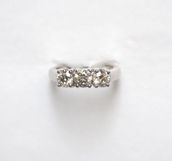Anello â€˜trilogyâ€™ in oro bianco e diamanti La parte superiore decorata da tre brillanti posti in linea montati entro castoni a griffe per ct 1.64