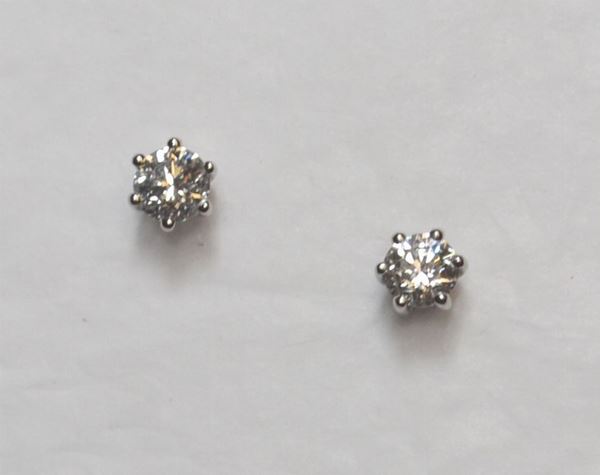 Paio di orecchini punto luce in oro bianco e diamanti Ciascuno realizzato con un brillante montato a griffe per complessivi ct 1.56