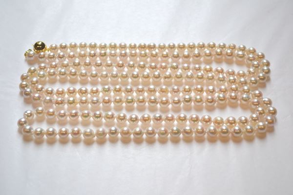 Lunga collana in perle e argento dorato realizzata ad un filo di perle diam mm 8,5-9, fermatura a boulle in oro giallo, lunghezza cm 166