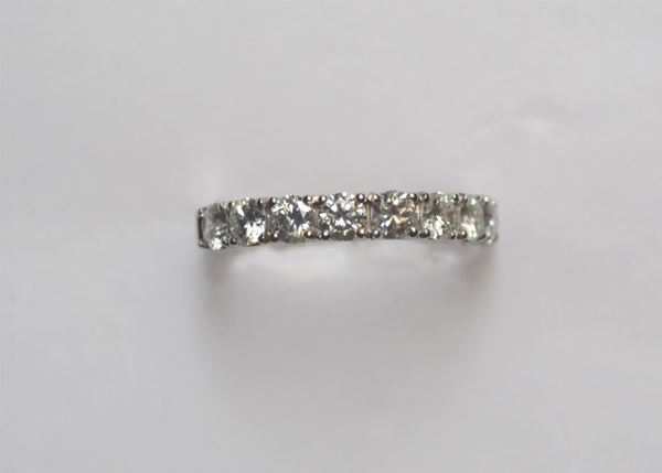 Anello â€˜riviÃ¨reâ€™ in oro bianco e diamanti  La parte superiore decorata da nove brillanti posti in linea entro castoni a griffe per ct 1,35