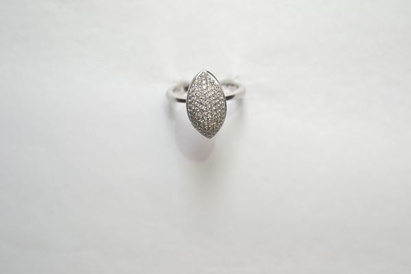 Anello in oro bianco e diamanti  La parte superiore decorata da uno scudo ovale bombato in pavÃ¨ di diamanti per ct 0,50 circa