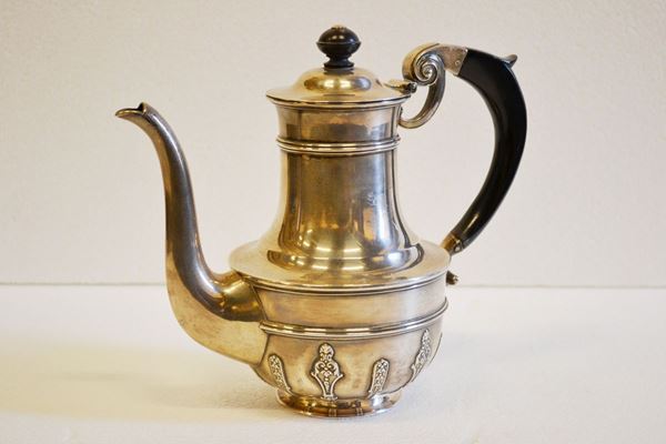 Caffettiera, Londra 1902, in argento, presa a voluta in legno ebanizzato,   alt. cm 20, g 860