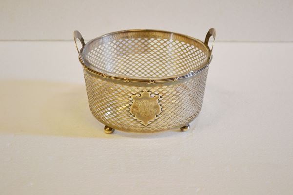 Coppetta biansato, Stati Uniti, sec. XX, in argento traforato, interno in   vetro, diam. cm 16,5, g 190