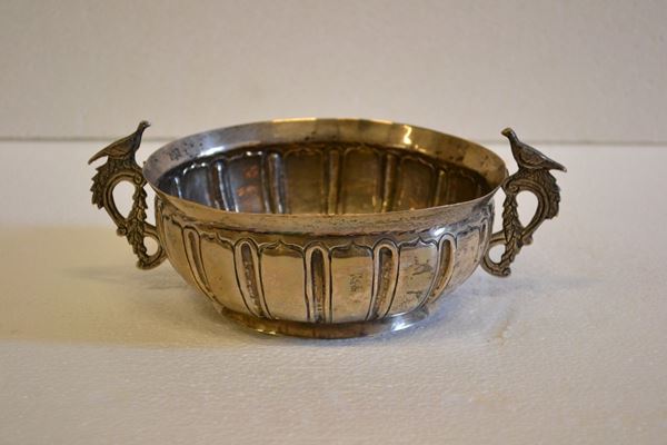 Coppetta biansata, in argento, diam. cm 16, g 310