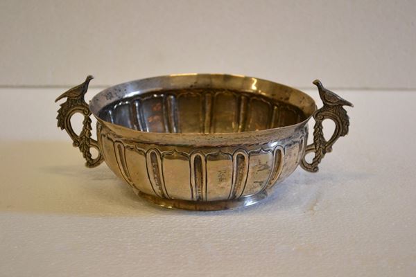 Coppetta biansata, in argento, diam. cm 16, g 310