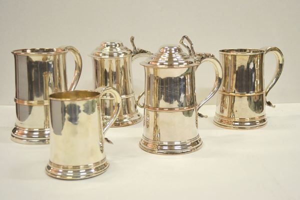 Due tankard e tre boccali, in metallo argentato, alt. da cm 21 a cm 13 (5)