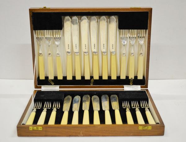 Dodici forchette e dodici coltelli da dolce, cittÃ  di Sheffield, 1962, lame e rebbi in argento, manici in bachelite, entro astuccio (24)