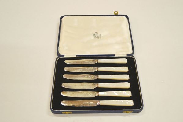 Sei coltellini, cittÃ  di Sheffield, 1955, facitore Garrard&Co, lame in      argento e manici in madreperla, entro astuccio (6)
