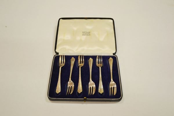 Sei forchette da dolce, cittÃ  di Sheffield, 1954, facitore Garrard&Co, in   argento, manici terminanti a volute, g 148, entro astuccio (6)