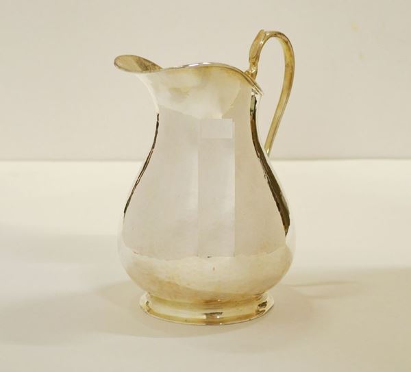 Caraffa da acqua, Miracoli, sec. XX, in argento, manico a voluta, g 520