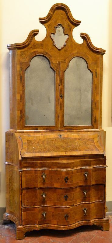 Bureau-trumeau, in stile veneto del Settecento, in noce e radica di noce,   corpo superiore a due sportelli a specchio,corpo inferiore mosso con uno    sportello a ribalta e tre cassetti sottostanti, cm 111x49x238, lievi danni
