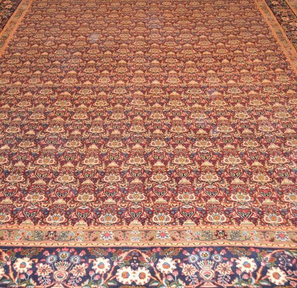Tappeto persiano tabriz, fondo rosso decorato a fitto motivo floreale bordura blu, cm 299x399