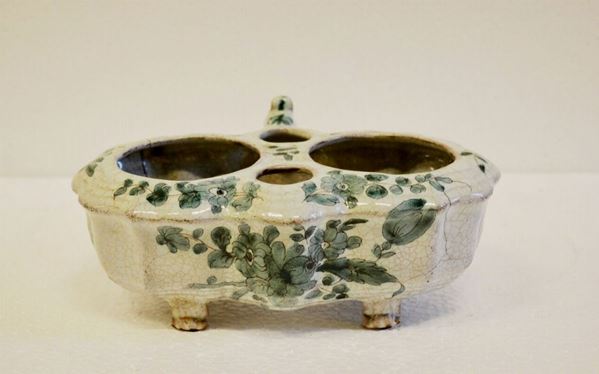 Portampolle, in maiolica bianco-verde decorata a motivi floreali, cm 8x22